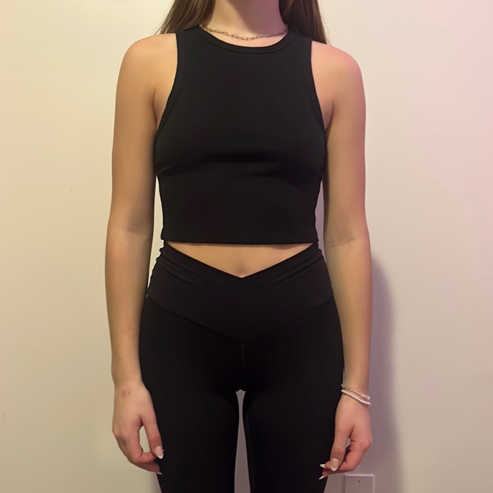 Women’s cropped black tank